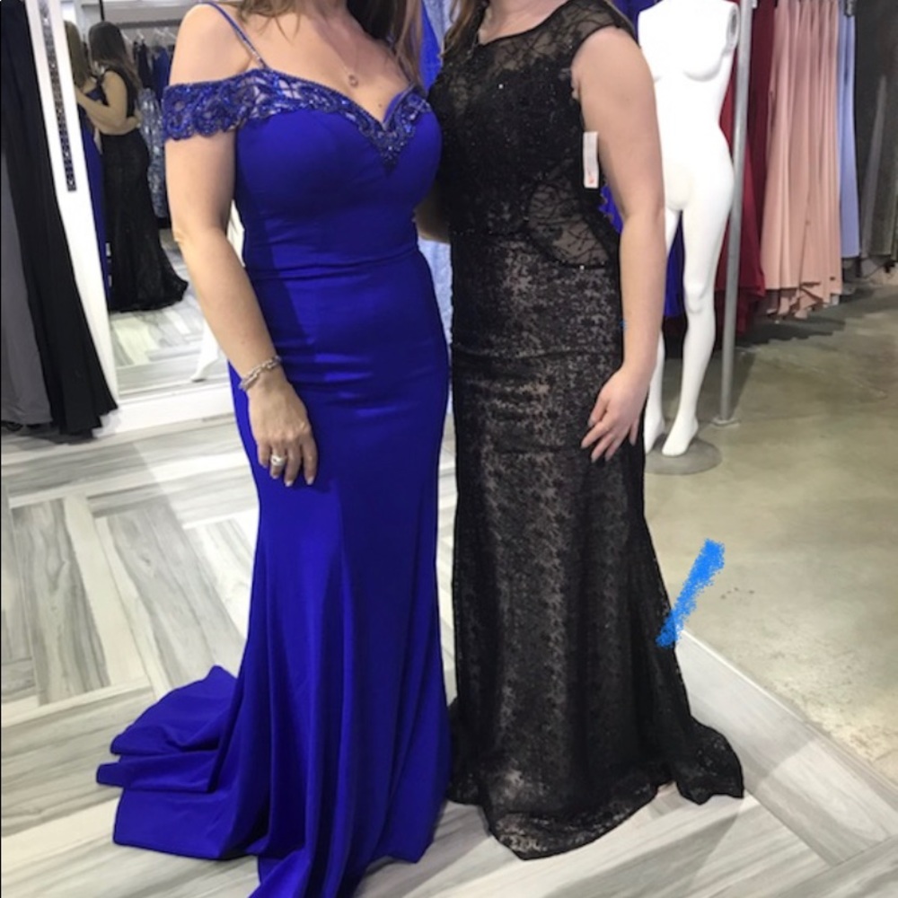 Stunning gown never worn. Beautiful detailing